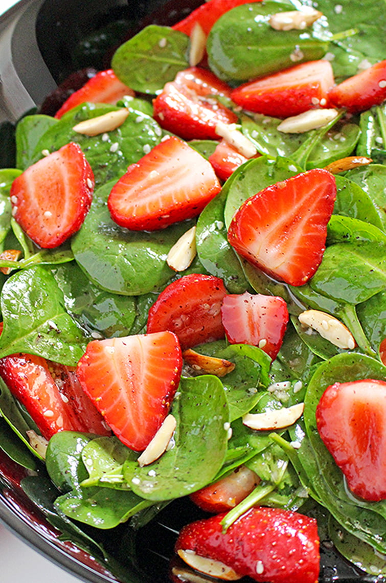 Quick and Easy Strawberry Spinach Almond Salad a great refreshing salad for these spring/summer days
