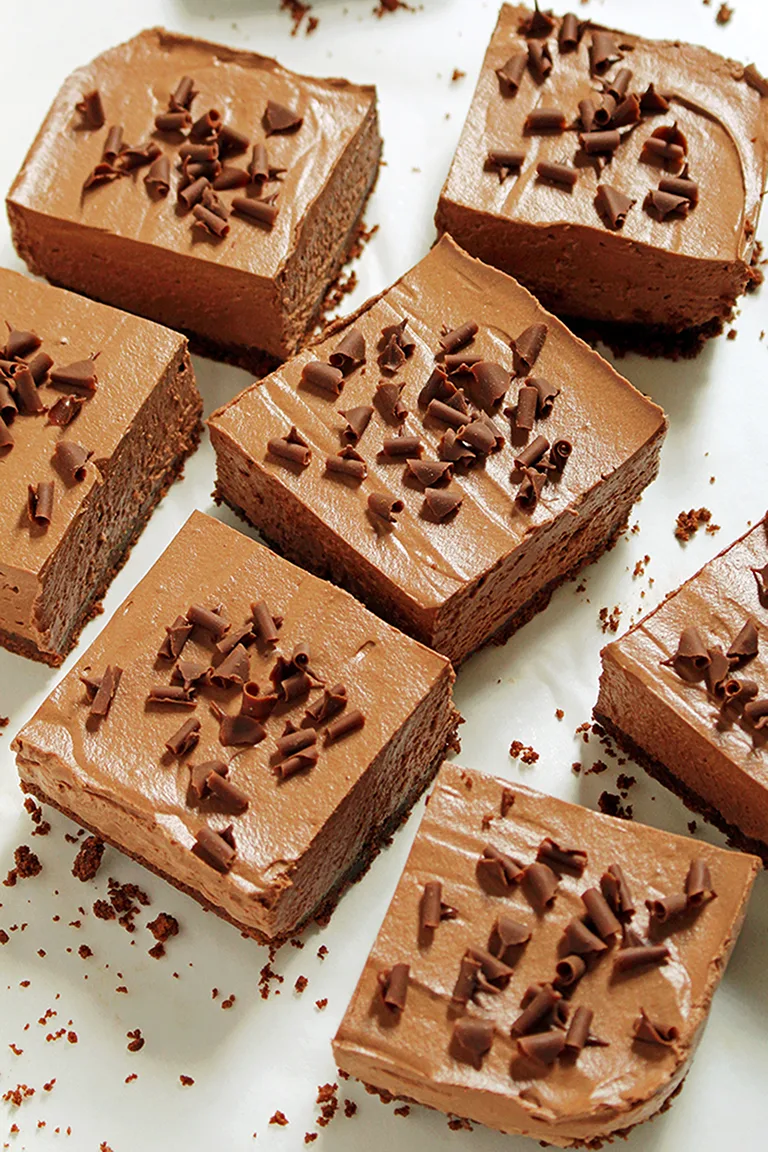 These creamy chocolate cheesecakes sprinkled with chocolate swirls create an amazingly delicious bar dessert – NO BAKE CHOCOLATE CHEESECAKE BARS!