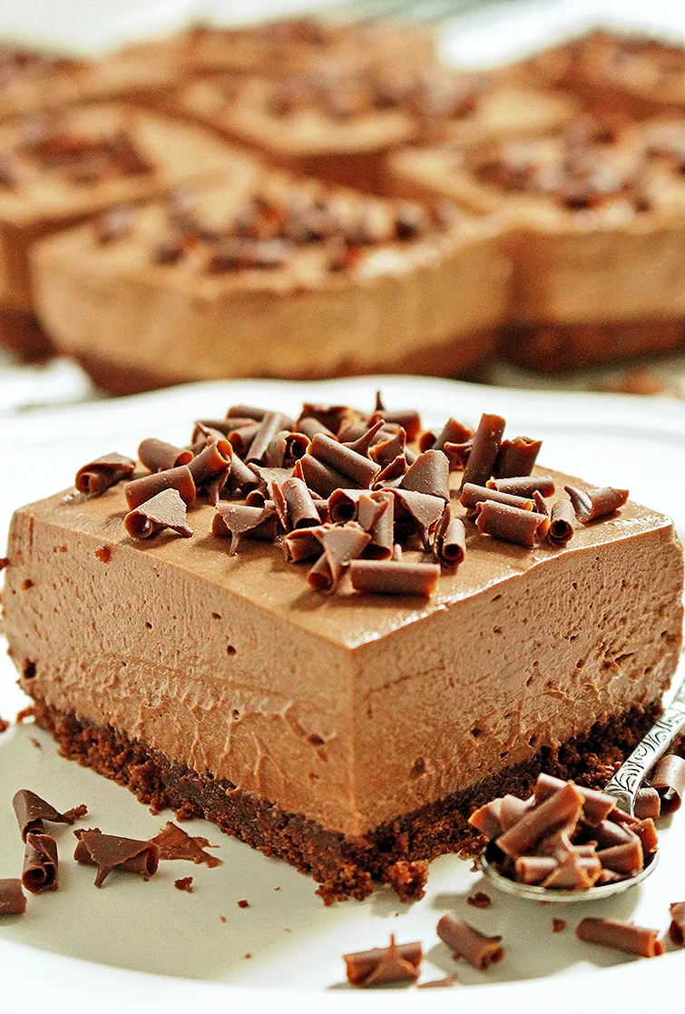 These creamy chocolate cheesecakes sprinkled with chocolate swirls create an amazingly delicious bar dessert – NO BAKE CHOCOLATE CHEESECAKE BARS!