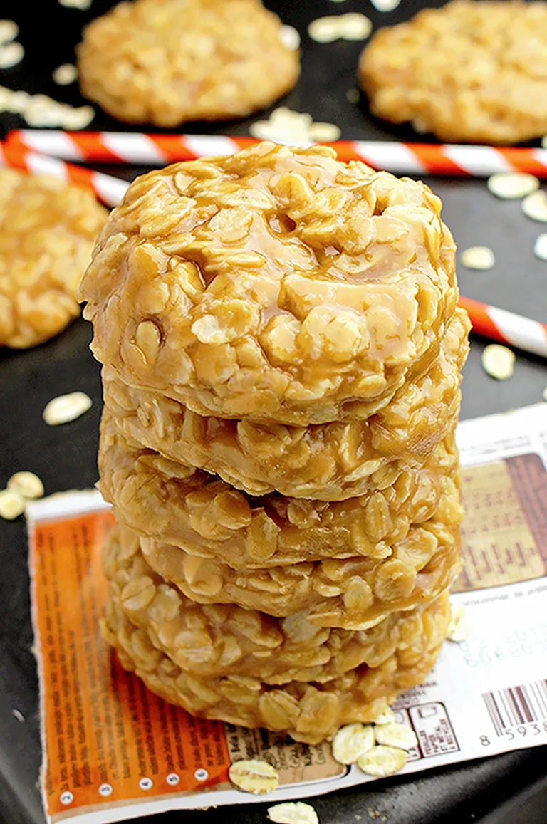 No Bake Vegan Peanut Butter Oatmeal Cookies - delicious healthy cookies made of gluten free oat and peanut butter, enriched with coconut oil and coconut milk.