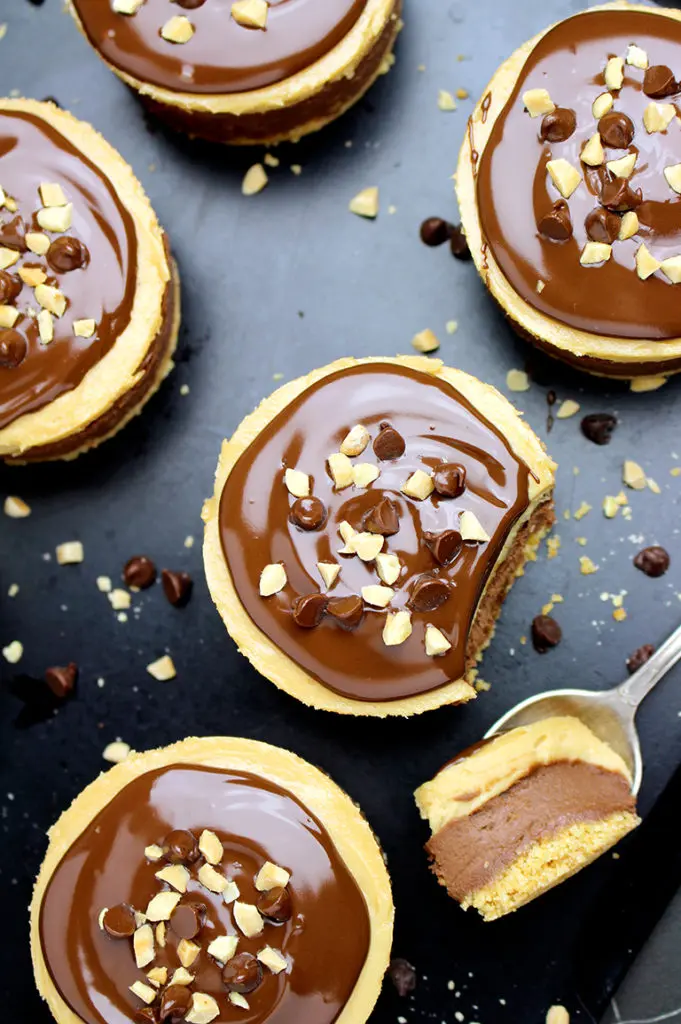 Chocolate and peanut butter… Do you like this combination? If your answer is yes, we have an awesome dessert for you – No Bake Chocolate Peanut Butter Mini Cheesecake