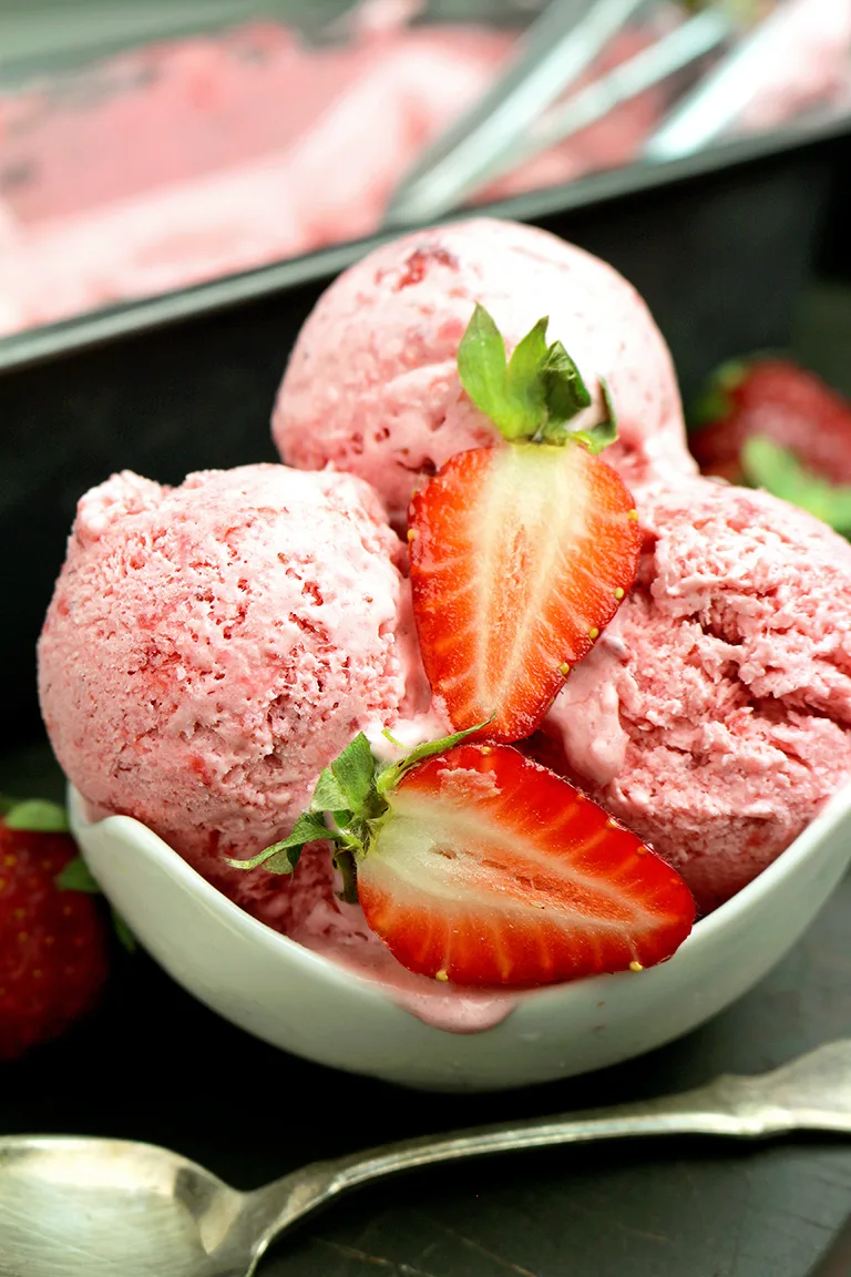 Easy Homemade Strawberry Ice Cream