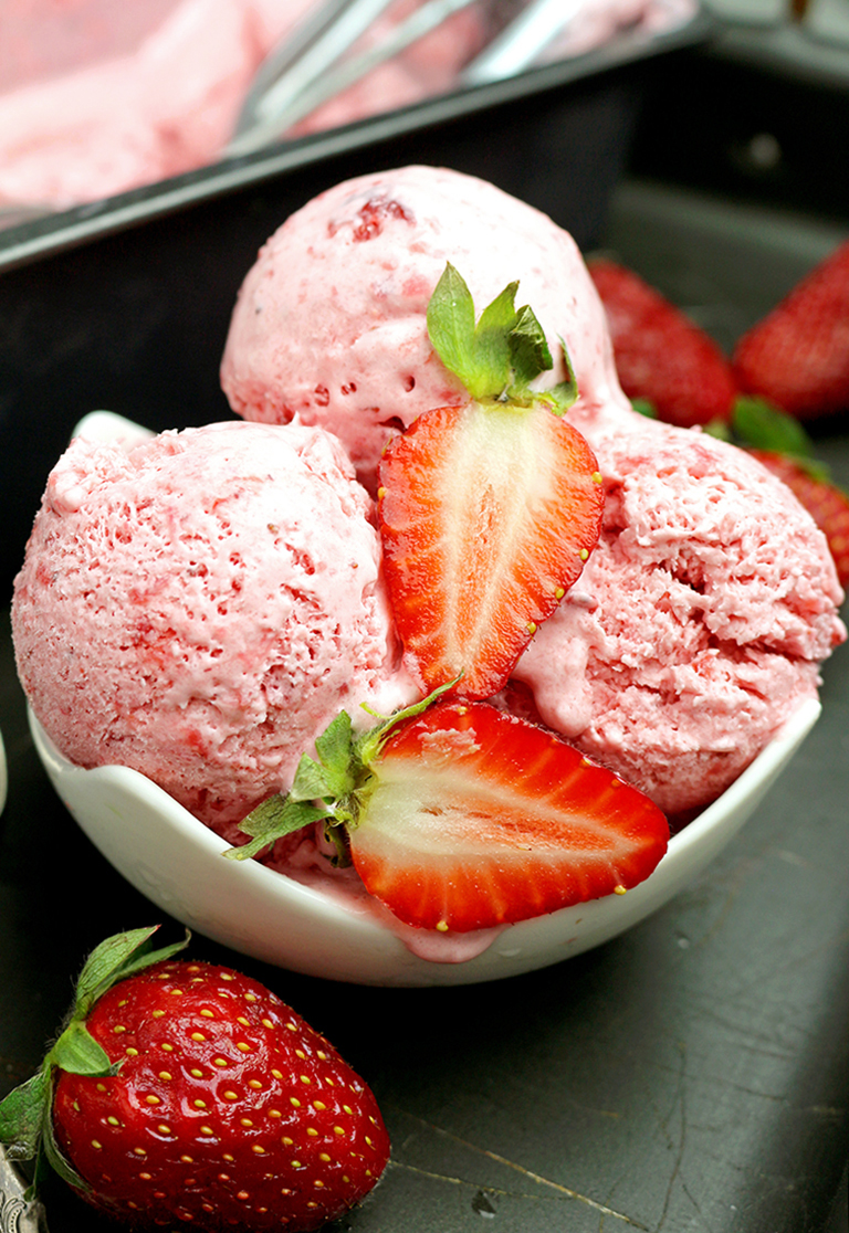 Easy Homemade Strawberry Ice Cream is a frozen treat that is quick and easy to make ♥