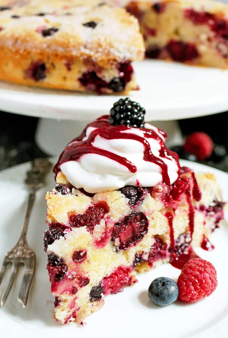 Easy Fresh Berry Cream Cake