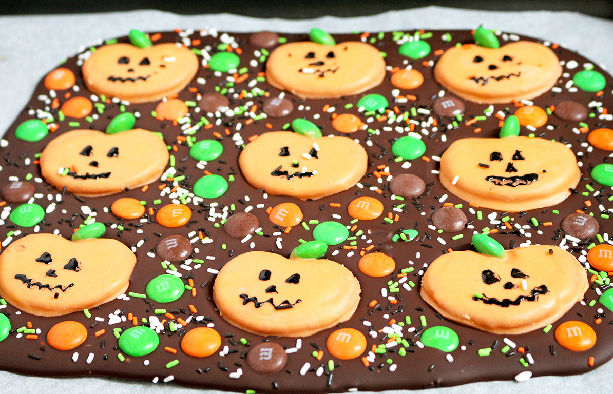 Here is a great recipe for Halloween – M&M’s Pumpkin Pretzel Bark – just perfect for this holiday. OMG Halloween… the party can start real soon.