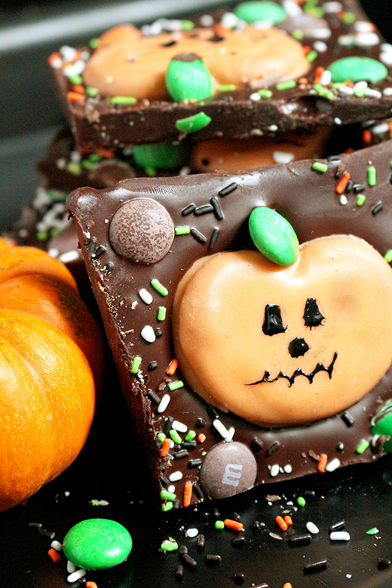 Here is a great recipe for Halloween – M&M's Pumpkin Pretzel Bark – just perfect for this holiday. OMG Halloween… the party can start real soon.
