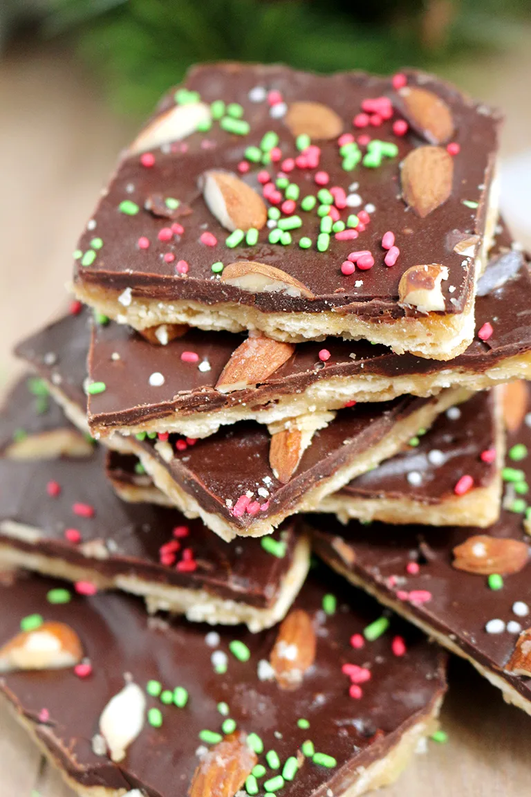 Easy Christmas Crack Saltine Toffee is a perfect crunchy Christmas treat. It‘s a last minute dessert for all those who don‘t have enough time for preparing holiday desserts.