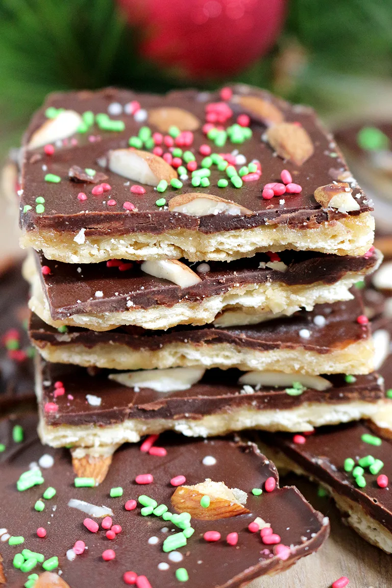 Easy Christmas Crack Saltine Toffee is a perfect crunchy Christmas treat. It‘s a last minute dessert for all those who don‘t have enough time for preparing holiday desserts.