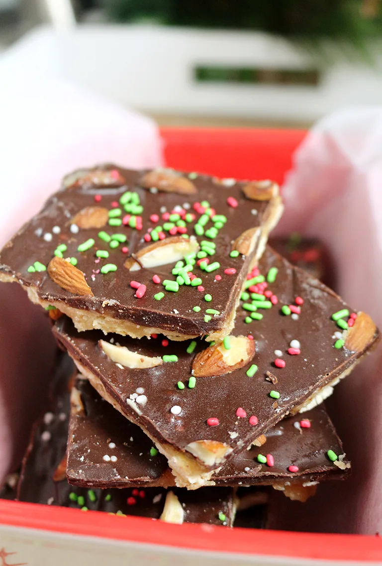 Easy Christmas Crack Saltine Toffee is a perfect crunchy Christmas treat. It‘s a last minute dessert for all those who don‘t have enough time for preparing holiday desserts.