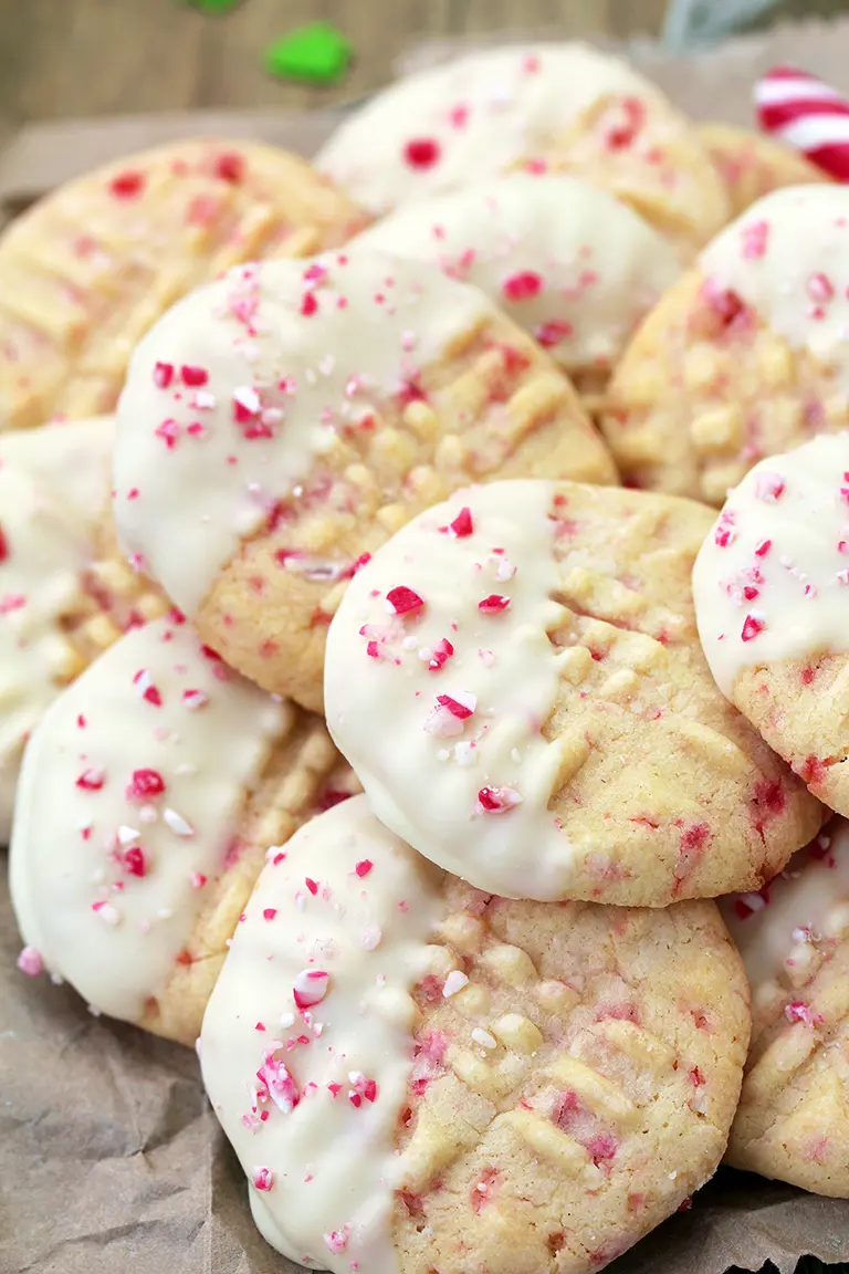 White Chocolate Dipped Candy Cane Sugar Cookies – delicious sugar cookies, just perfect for Christmas. They are easy to make and melt in your mouth. HO HO HO.. Christmas is coming and that makes me so happy. 