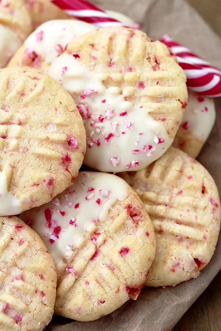 White Chocolate Dipped Candy Cane Sugar Cookies – delicious sugar cookies, just perfect for Christmas. They are easy to make and melt in your mouth. HO HO HO.. Christmas is coming and that makes me so happy.