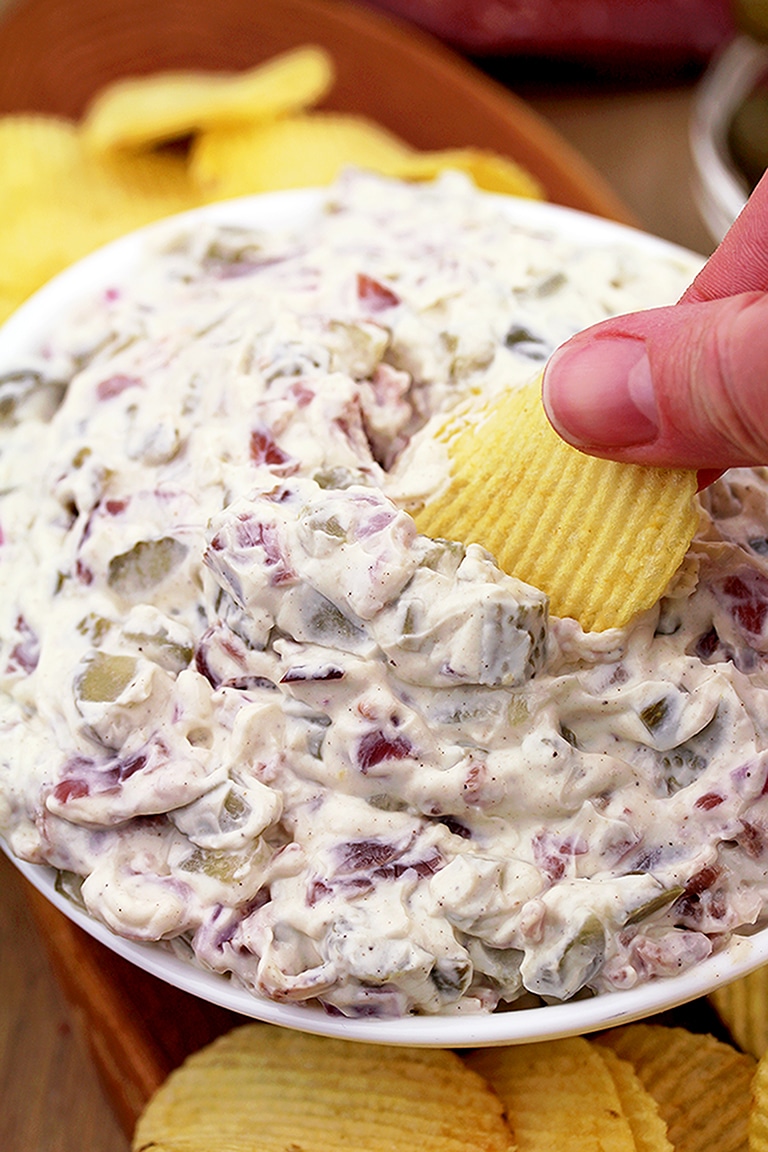Easy Dill Pickle Dip – this 10 minute, no bake dip with pickles, dried beef, onion, cream cheese, Greek yogurt, mayo and spices is a perfect choice for Game day, for all Super Bowl fans.