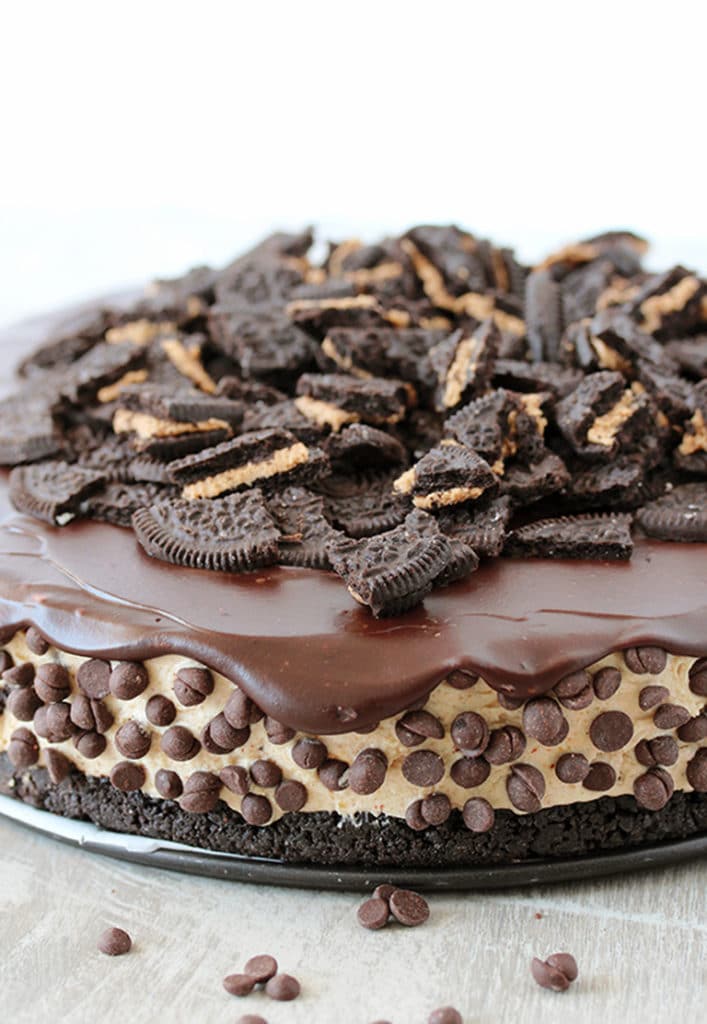 This No Bake Peanut Butter Oreo Cheesecake is a delicious dessert with peanut butter Oreo crust and peanut butter cheesecake filling, topped with chocolate ganache and crushed Oreos