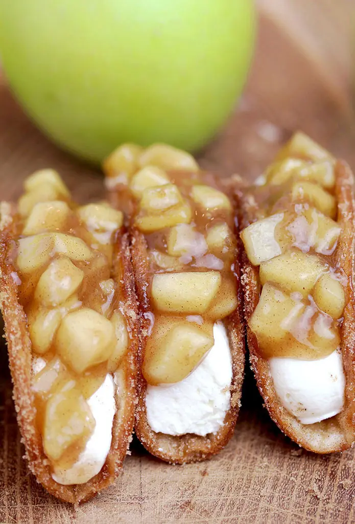 Apple Cheesecake Tacos – crunchy cinnamon sugar tortilla shells, filled with cheesecake filling and covered with homemade apple pie filling are simply perfect. This very tasty dessert is ideal for upcoming fall days.