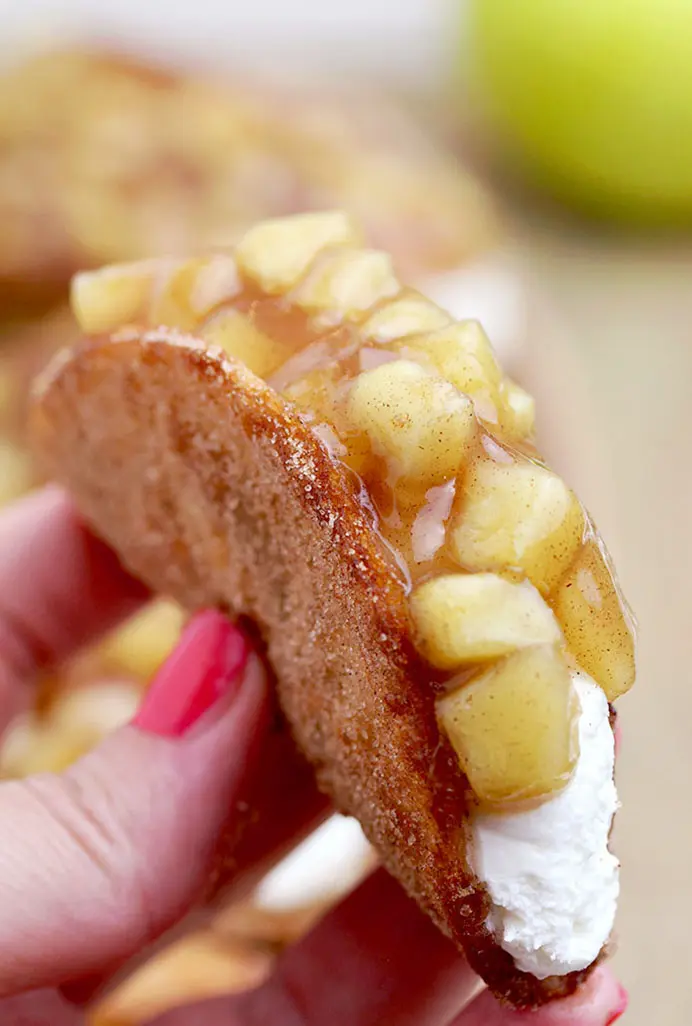 Apple Cheesecake Tacos – crunchy cinnamon sugar tortilla shells, filled with cheesecake filling and covered with homemade apple pie filling are simply perfect. This very tasty dessert is ideal for upcoming fall days.