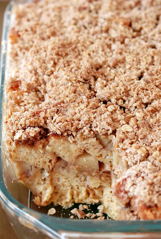 Apple French Toast Bake – this is a recipe for a delicious breakfast that is easy to prepare and is perfect for fall days. Pieces of bread are soaked in the mixture of eggs, milk, heavy cream, vanilla and apple pie filling and then topped with cinnamon, oat and brown sugar, covered with maple syrup – a perfect way to start your day.