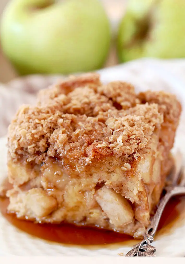 Apple French Toast Bake – this is a recipe for a delicious breakfast that is easy to prepare and is perfect for fall days. Pieces of bread are soaked in the mixture of eggs, milk, heavy cream, vanilla and apple pie filling and then topped with cinnamon, oat and brown sugar, covered with maple syrup – a perfect way to start your day.