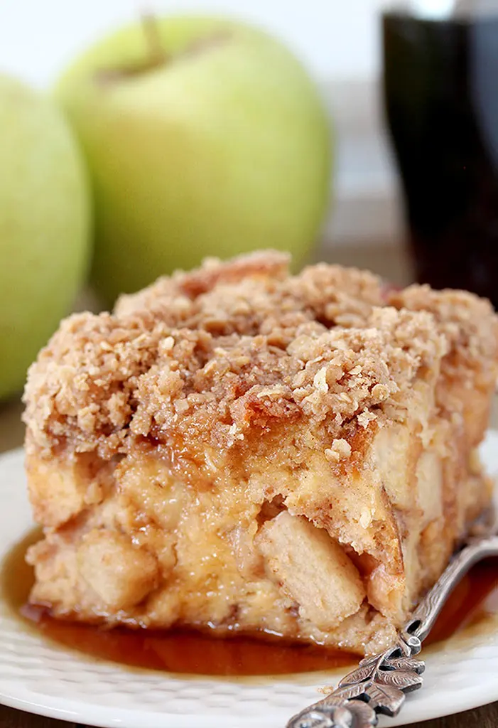 Apple French Toast Bake – this is a recipe for a delicious breakfast that is easy to prepare and is perfect for fall days. Pieces of bread are soaked in the mixture of eggs, milk, heavy cream, vanilla and apple pie filling and then topped with cinnamon, oat and brown sugar, covered with maple syrup – a perfect way to start your day.