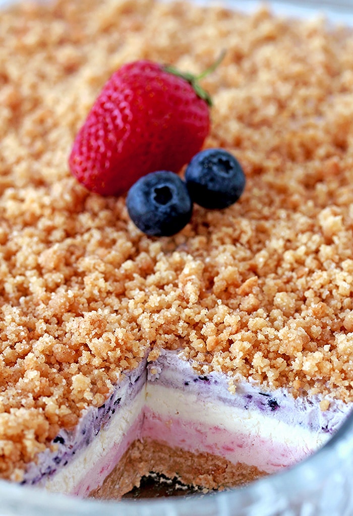 Strawberry Blueberry Frozen Dessert is a delicious layered summer treat, made of graham crackers crust, creamy strawberry layer, white layer, blueberry one and it´s all topped with graham cracker crumbs. This delicious, creamy frozen dessert is perfect for July 4th