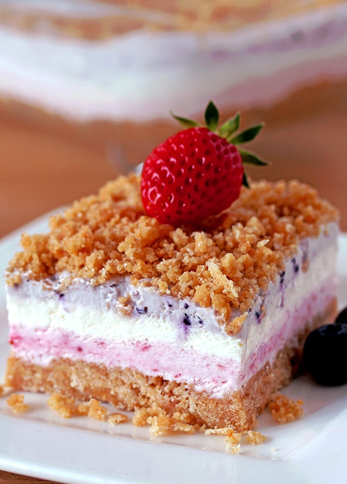 Strawberry Blueberry Frozen Dessert is a delicious layered summer treat, made of graham crackers crust, creamy strawberry layer, white layer, blueberry one and it´s all topped with graham cracker crumbs.