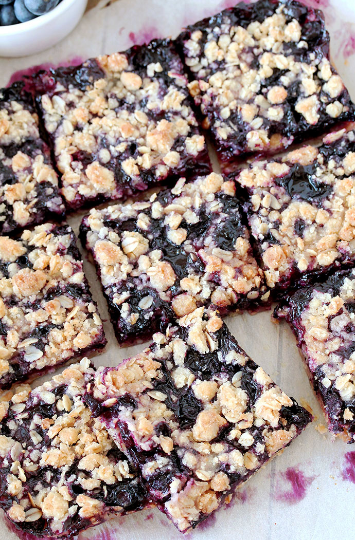 Easy Blueberry Oatmeal Crumble Bars – this is one of those recipes that are very easy to prepare, they’re delicious and you need only a few simple ingredients to enjoy its taste. It consists of a crunchy oatmeal layer, juicy blueberry filling and oatmeal crumble topping that make a perfect match