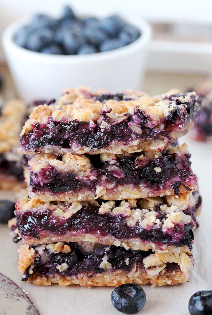 Easy Blueberry Oatmeal Crumble Bars – this is one of those recipes that are very easy to prepare, they’re delicious and you need only a few simple ingredients to enjoy its taste. It consists of a crunchy oatmeal layer, juicy blueberry filling and oatmeal crumble topping that make a perfect match.