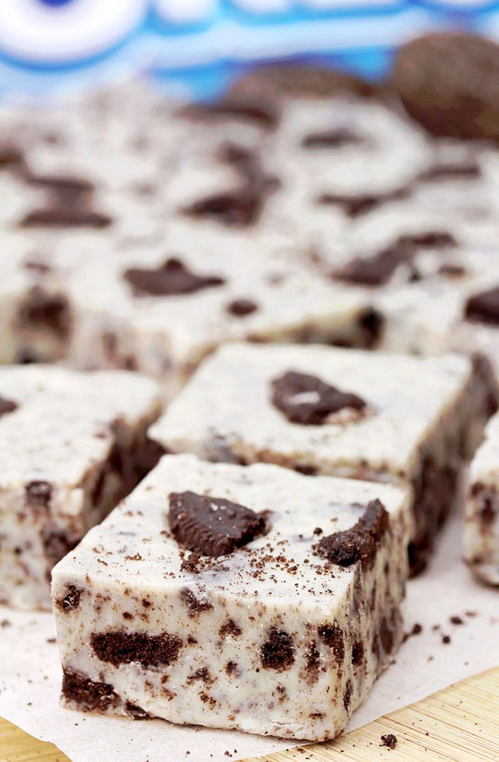 Quick and Easy Oreo fudge – It takes only 15 minutes and only 4 ingredients to make this simple dessert, that is sooo delicious and just perfect for Christmas. All you need are: Oreo cookies, white chocolate chips, sweetened condensed milk and vanilla extract to get this simple, but irresistible dessert