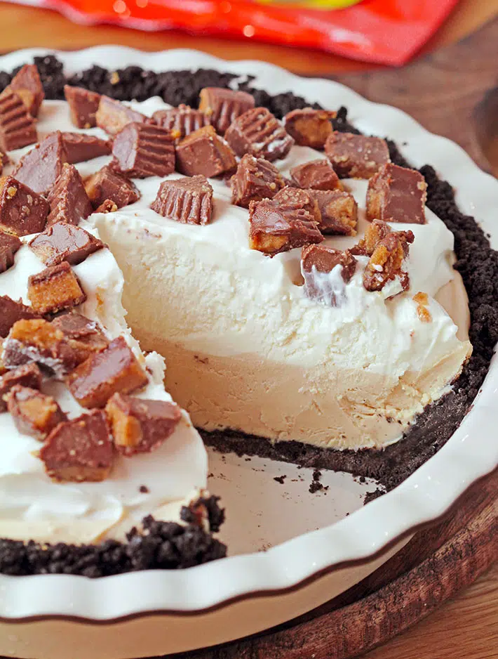 Frozen Peanut Butter Cup Pie – Oreo crust, creamy peanut butter layer, whipped cream layer, topped with chopped Reese’s peanut butter cups will be a pleasant surprise for all peanut butter fans. This frozen pie is quick and easy to prepare and it’s a real refreshment for hot summer days. However, I like to make it all year round. 