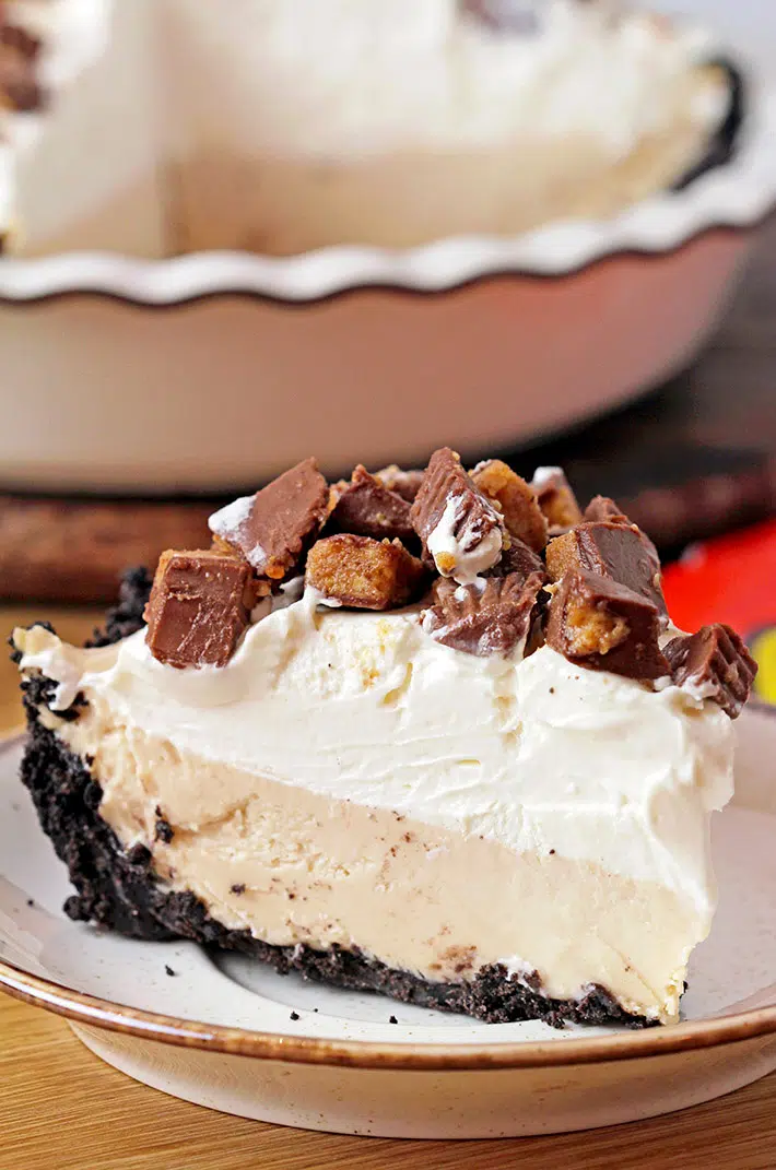 Frozen Peanut Butter Cup Pie – Oreo crust, creamy peanut butter layer, whipped cream layer, topped with chopped Reese’s peanut butter cups will be a pleasant surprise for all peanut butter fans. This frozen pie is quick and easy to prepare and it’s a real refreshment for hot summer days. However, I like to make it all year round. 