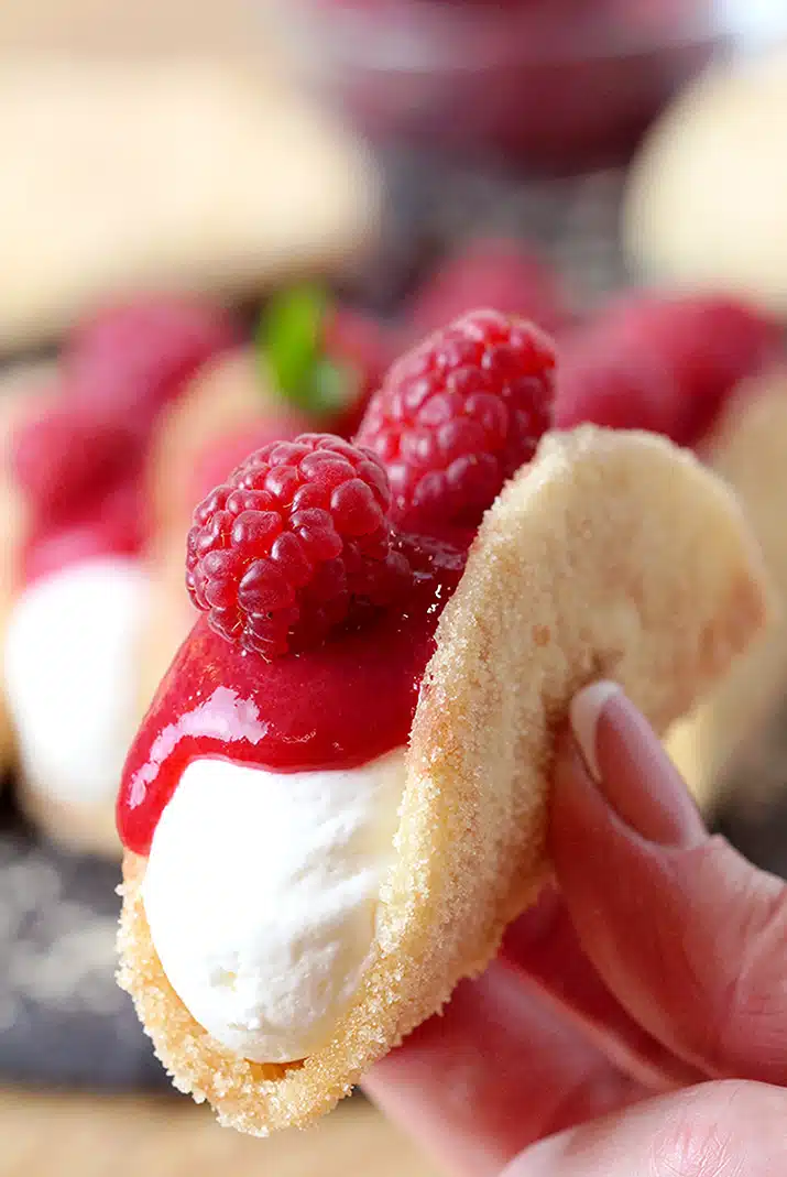 Raspberry Cheesecake Tacos – crunchy tortilla shells, creamy cheesecake filling, topped with raspberry sauce and fresh raspberries on top make this amazing dessert. These incredible bites are perfect for holidays, parties and other events. 