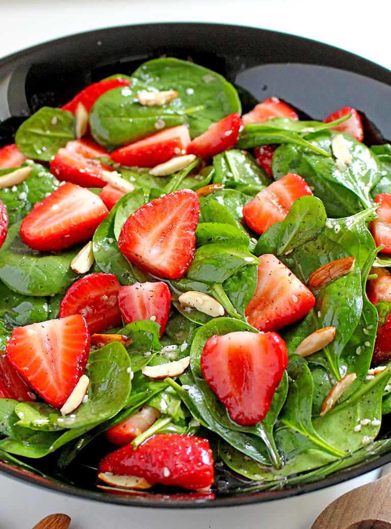 Quick and Easy Strawberry Spinach Almond Salad a great refreshing salad for these spring/summer days.
