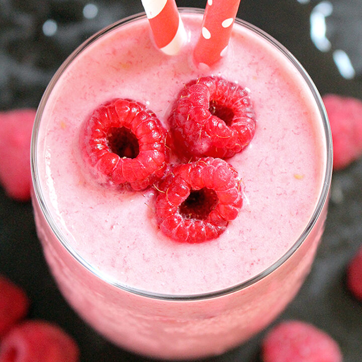 Raspberry Frozen Yogurt Smoothie, cool and refreshing fruit yogurt kingdom, so great for these hot summer days..