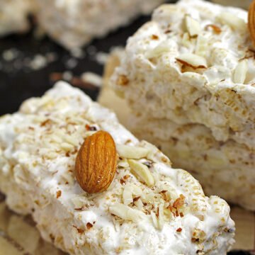 Looking for a simple, quick and delicious treat for a snack… you‘re in the right place. We all used to like crispy rice treats when we were kids and now here is an even better version of it – Marshmallow Rice Crispy Almond Treats.