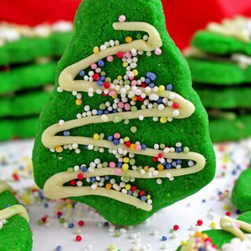 The very thought of winter brings me back to my childhood and thinking of winter delights, especially Christmas and New Year’s Eve always makes me smile – with this adorable Christmas Tree Mint Cookies.