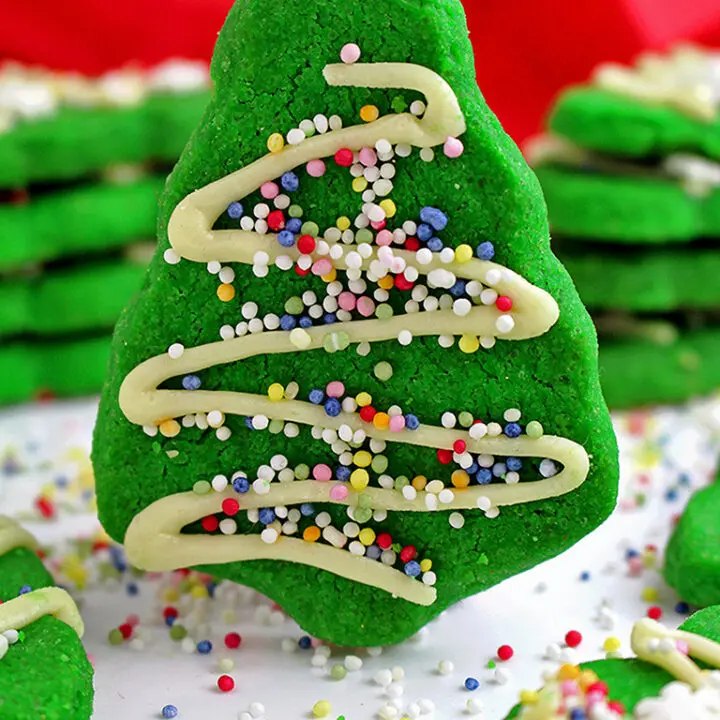 The very thought of winter brings me back to my childhood and thinking of winter delights, especially Christmas and New Year’s Eve always makes me smile – with this adorable Christmas Tree Mint Cookies.