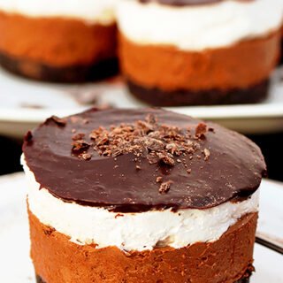 I‘m making my shopping list and planning to make a special no bake dessert, that is delicious and looks great – No Bake Layered Chocolate Mini Cheesecake.