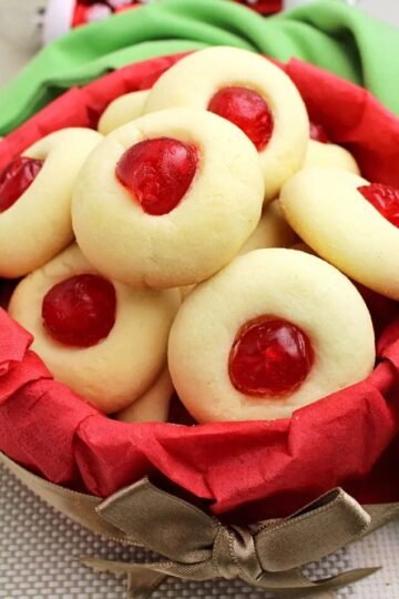 Holiday Maraschino Cherry Shortbread Cookies… Christmas, New Year, Santa Claus, Christmas Tree, Cookies… everything is about holidays these days. I am super excited and I can't wait to spend the holidays with my family. We have already started preparing and, as you know, I especially enjoy making Christmas cookies.