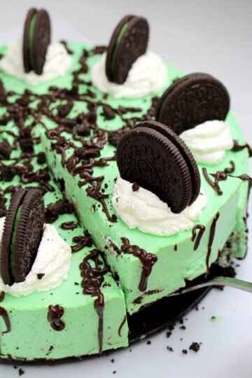 For all of you Oreo fans I have a great suggestion for a dessert – Easy No Bake Oreo Mint Cheesecake