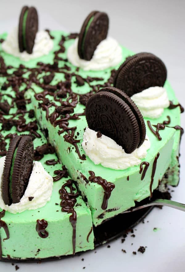 For all of you Oreo fans I have a great suggestion for a dessert – Easy No Bake Oreo Mint Cheesecake