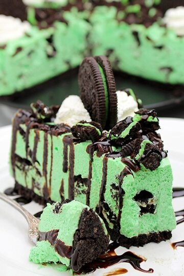 For all of you Oreo fans I have a great suggestion for a dessert - Easy No Bake Oreo Mint Cheesecake. It is a simple, light and refreshing cheesecake