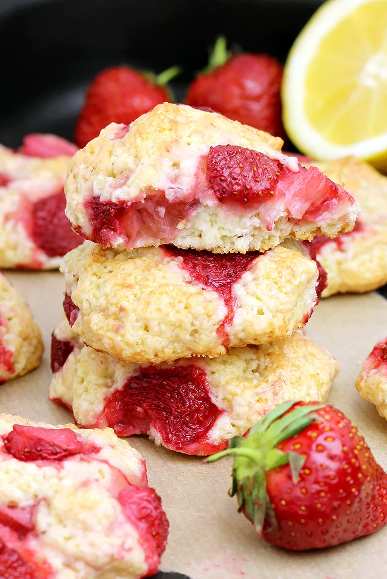 Strawberry Shortcake Cookies delicious strawberry cookies, so quick and easy to make. Great for the beginning of the day, for a snack, with a cup of tea and time with your friends ♥
