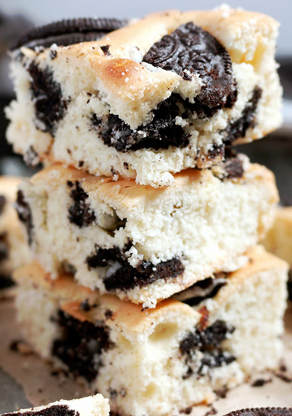 Oreo Cream Cheese Bars – delicious bars made of Oreo cookies and cream cheese that I love. They are light and not too sweet, just perfect for my family and me ♥