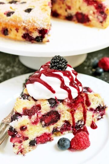 Fresh berry cake with a fresh berry sauce - sounds delicious. Good cakes season continues. Easy Fresh Berry Cream Cake is one of them