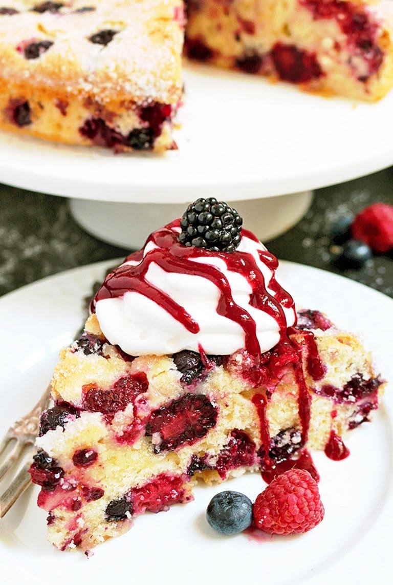 Fresh berry cake with a fresh berry sauce – sounds delicious. Good cakes season continues. Easy Fresh Berry Cream Cake is one of them
