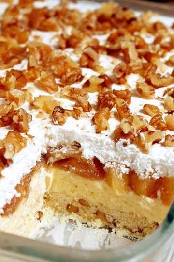Layered Apple Lasagna Dessert is a perfect dessert. It‘s a pleasant surprise for my family and me. The apple season is coming and I‘m sooooo happy about it, because I love apple desserts. Apple and cinnamon combination is one of my favorite ♥