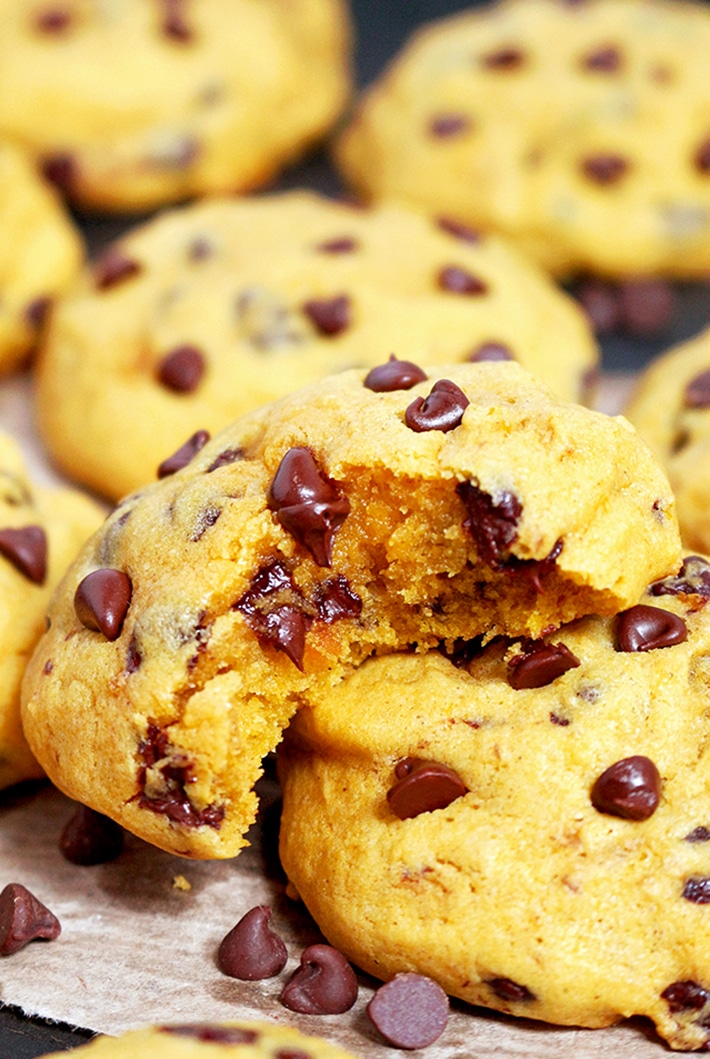 How to make perfect Soft Chocolate Chip Pumpkin Cookies Easily… Fall is here. Its queen – pumpkin is sitting on the throne of the cooking specialties. These incredibly soft pumpkin and chocolate chips cookies simply melt in your mouth.
