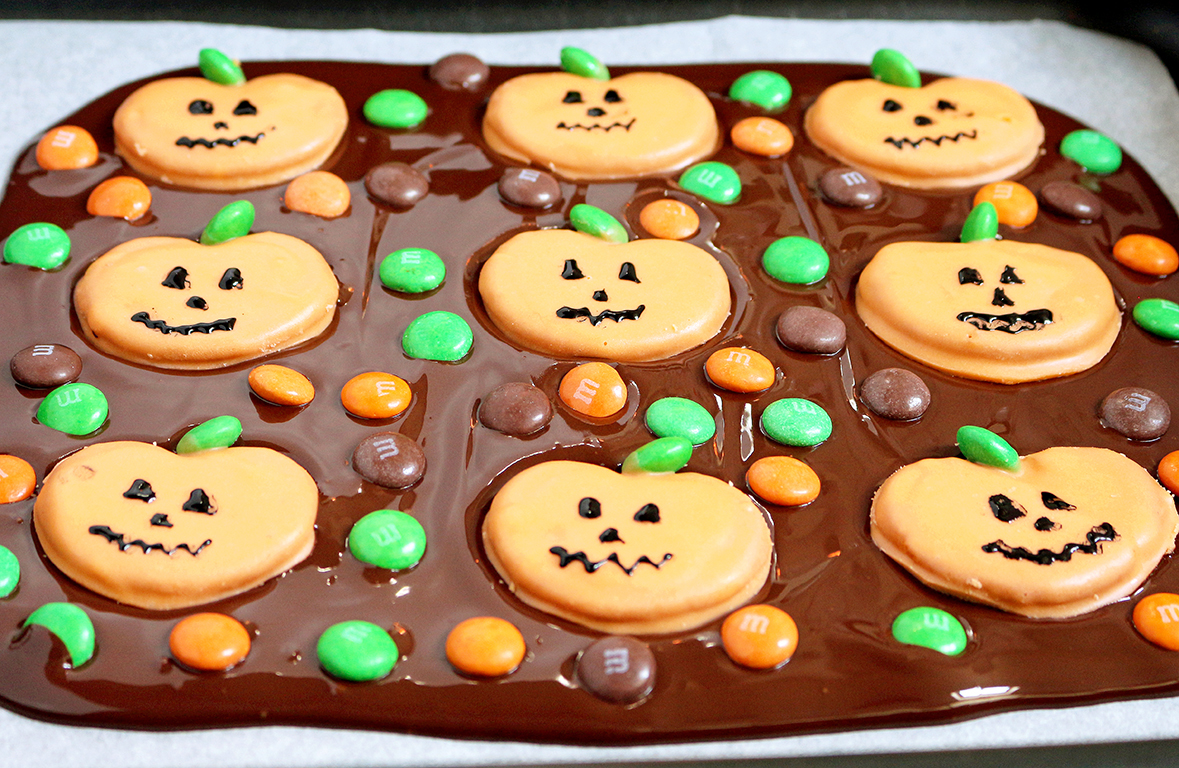 Here is a great recipe for Halloween – M&M`s Pumpkin Pretzel Bark – just perfect for this holiday. OMG Halloween… the party can start real soon.