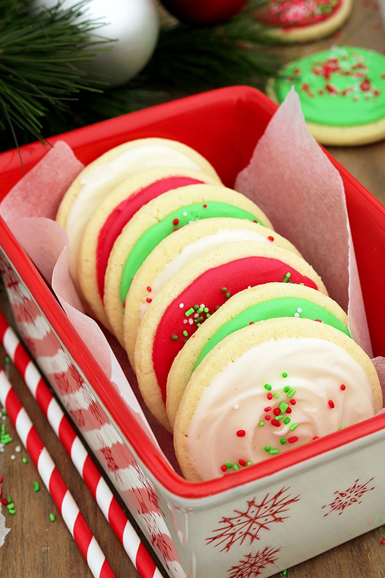Christmas Sugar Cookies with Cream Cheese Frosting are perfect for the upcoming holiday – Christmas, especially for those who like sugar cookies on their Christmas plates.