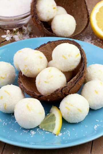These Coconut Lemon Protein Bliss Balls are very healthy, easy to prepare and so delicious. Do you like coconut? How about lemon? I love this combination ?