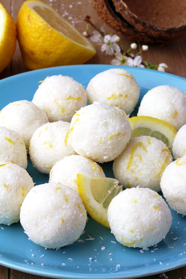 These Coconut Lemon Protein Bliss Balls are very healthy, easy to prepare and so delicious. Do you like coconut? How about lemon? I love this combination ?
